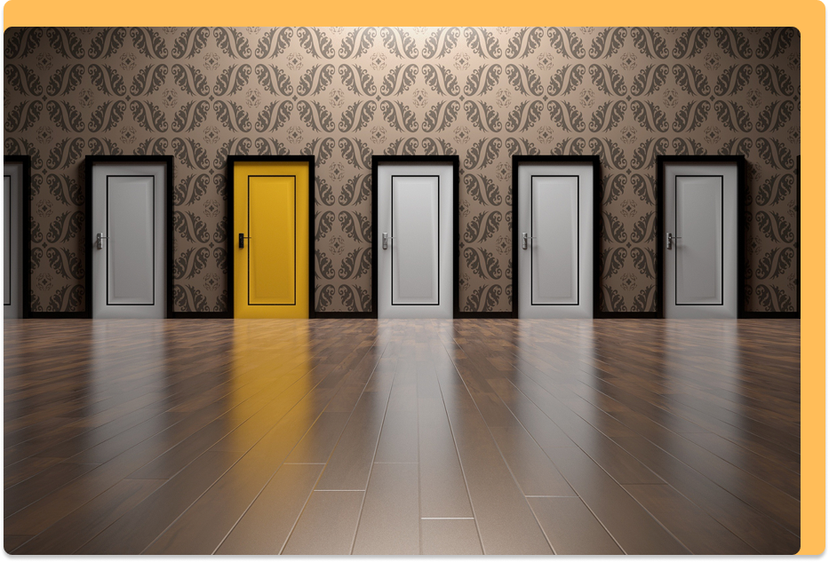 Image de quatre portes grises et une porte jaune