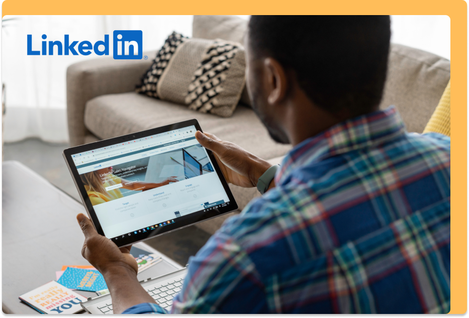 Image d'un homme regardant sur sa tablette LinkedIn